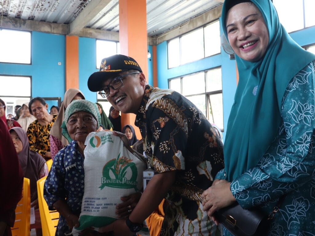 Pj Bupati Brebes Ajak Warga Tetap Optimis di Tengah Penyaluran Cadangan Beras Pemerintah