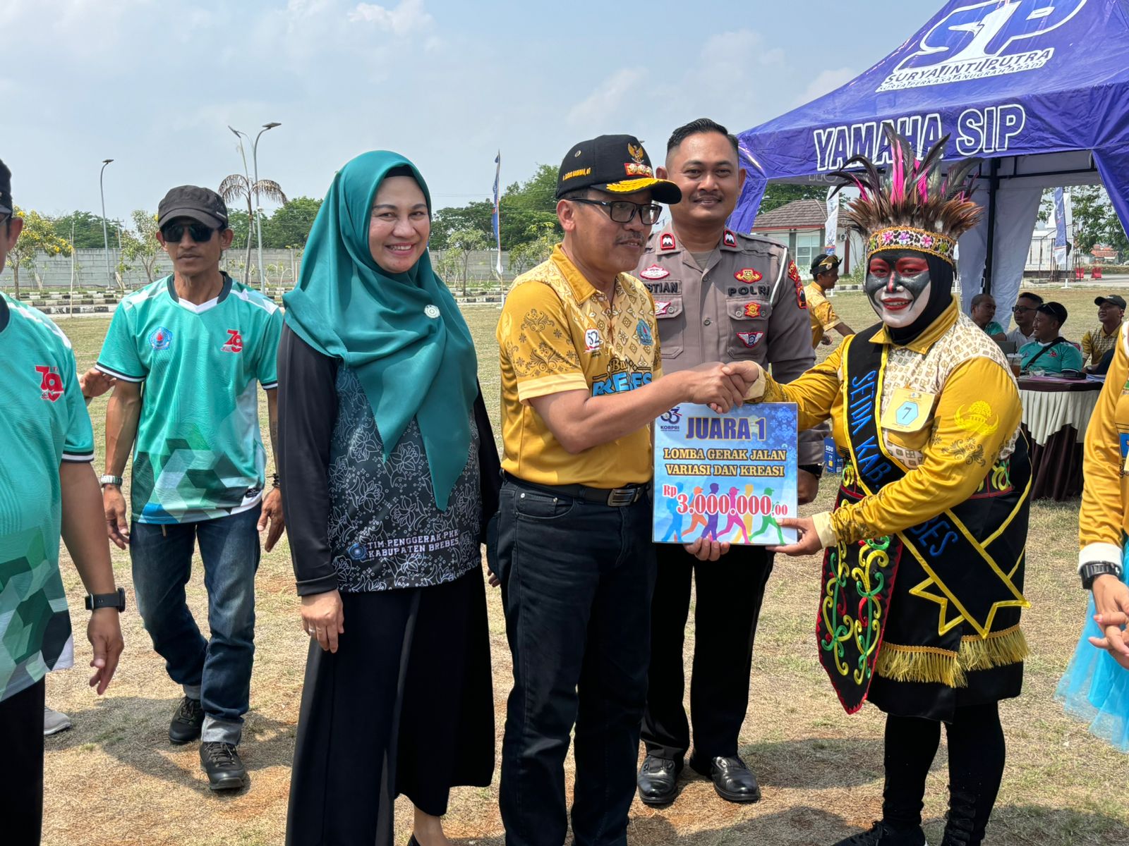 Tim ‘Pecel Lele’ Setda Brebes Raih Juara 1 dan Peserta Terfavorit di Lomba Gerak Jalan Variasi & Kreasi HUT Korpri ke-53